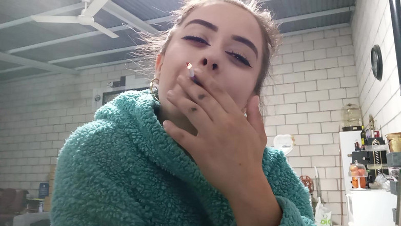 fartingclub01: 我穿着毛绒连帽衫抽烟