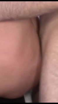 Brunette Duitse rijpe milf zoekt heet sperma om haar mond te vullen na hartstochtelijk geile grote pik te zuigen