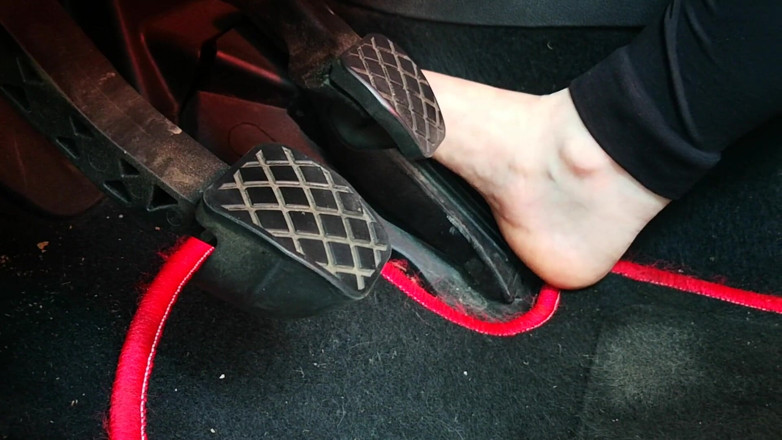 Bouncy Tits Action: Pedal pumping