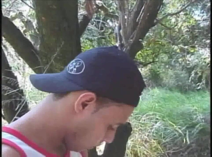 Gaybareback: Latino zuigt zijn vriend af in het bos