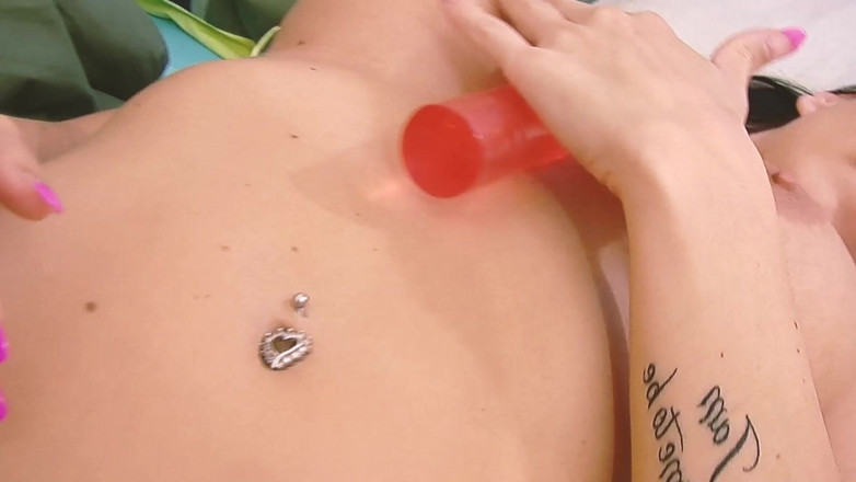 THAGSON: Erwischt von vollbusigen mädchen, szene 3_busty, brünette hausfrau in dessous masturbiert...