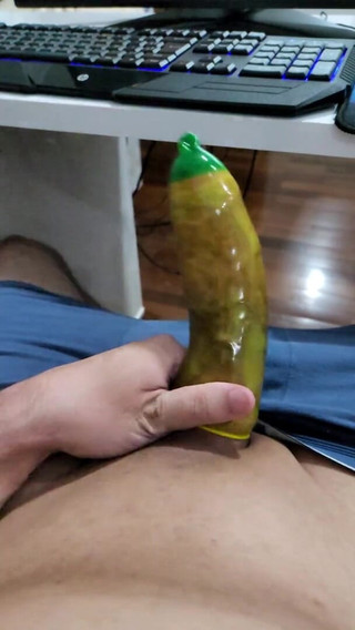 Lkdick8: Barevný kondom zpomalený pohyb 2