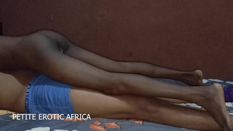 Petite Erotic Africa: Šukání africké teenagerky Amiry trapným způsobem v hotelovém pokoji