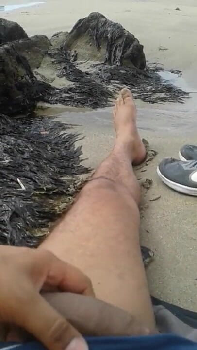 Boy top Amador: Melancap di luar di pantai