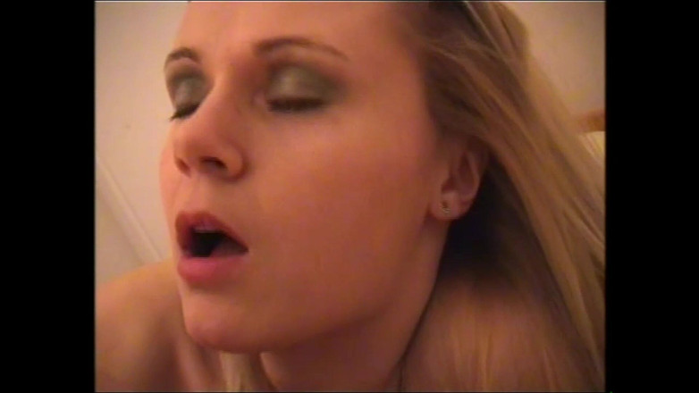 NASTY AMATEUR - Pornstar for a day: A língua é sádica