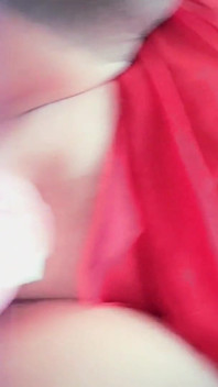 Djini fute gaura curului cu un vibrator monstruos