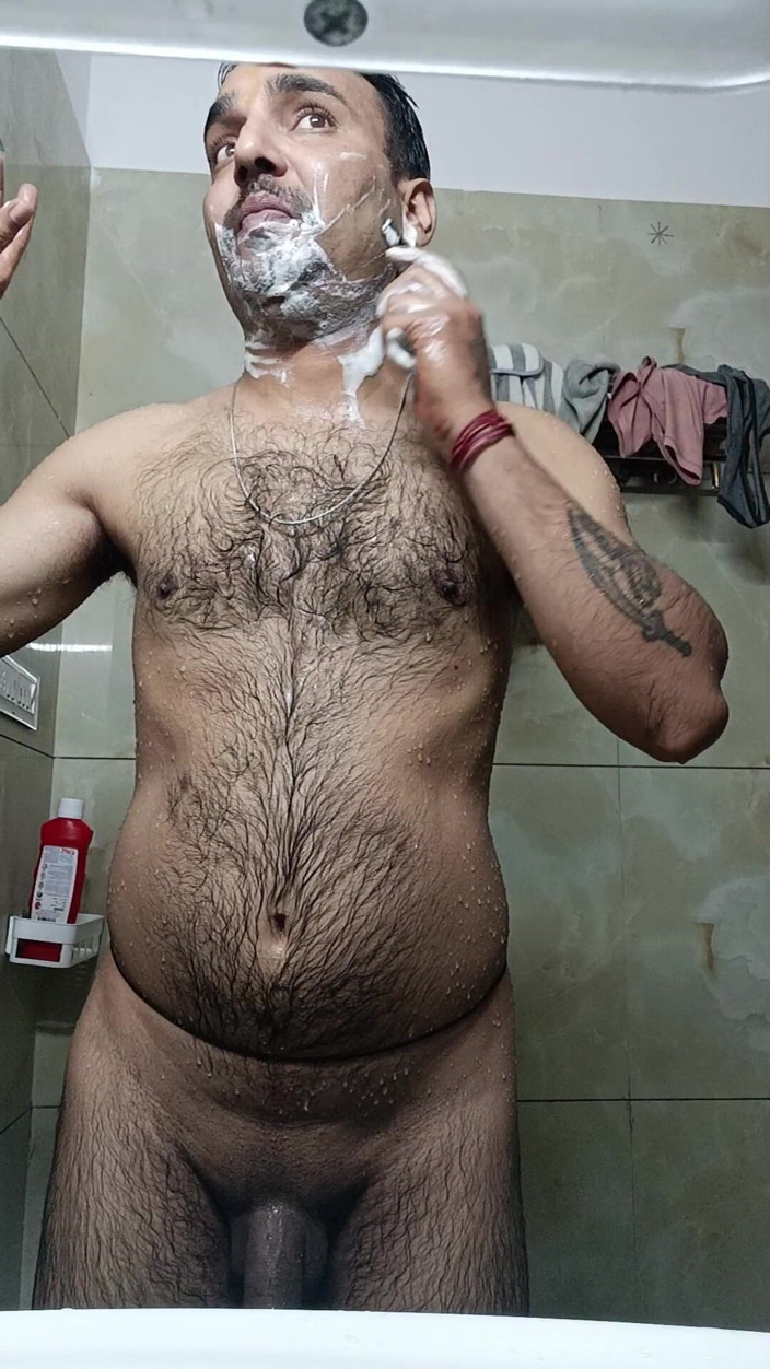 Rajasthani-old-lover: Indische Desi-man geniet van douchen en zuigen