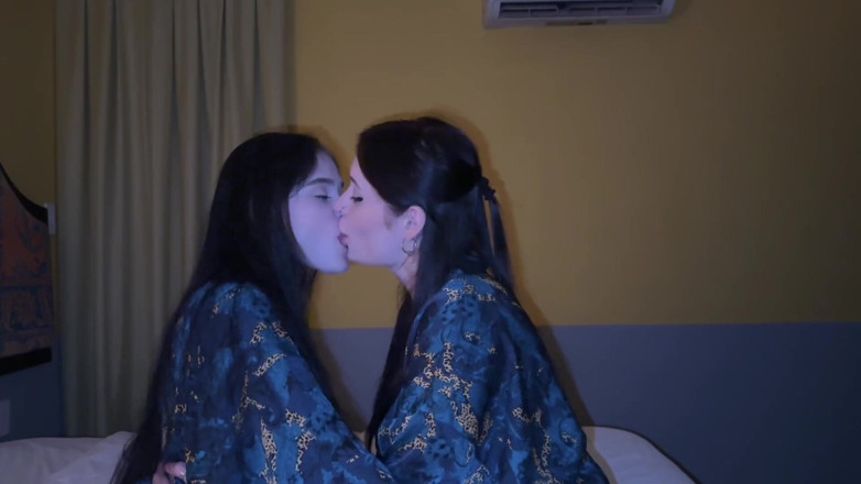 LuchCrush: Compilation selvaggia di orgasmi e baci lesbici
