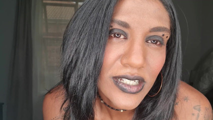 domslutfucker: देसी रंडी खेलते समय गंदी बात कर रही है, अपनी जीभ और मुलायम होंठ प्रदर्शित कर रही है