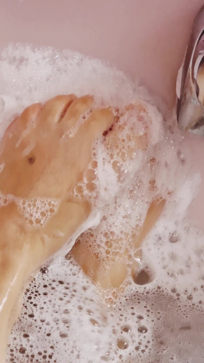 Daphnee Lecerf: Rubbing my feet on a bath flower