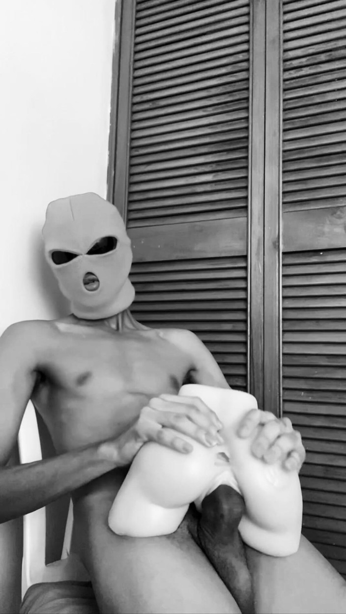 Black-2001: Un grosso bbc mi distrugge la fleshlight fino a quando...