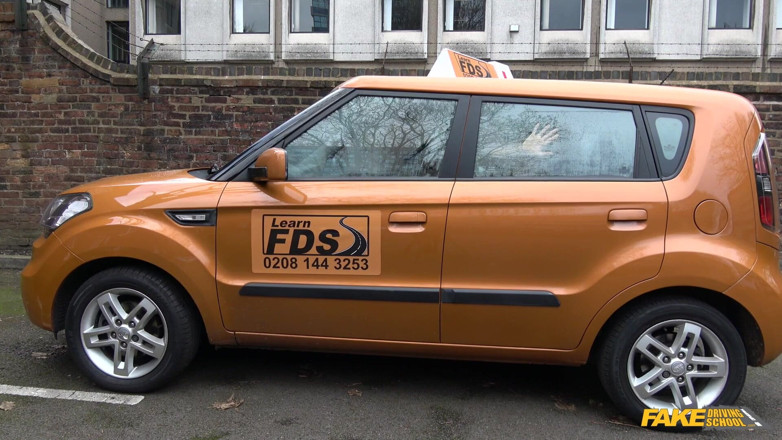 Fake Driving School: Фальшива автошкола - розпещений Crystal Coxxx підкуповує Стерн Жасмін лизанням пизди та облизуванням дупи, щоб зберегти її ліцензію