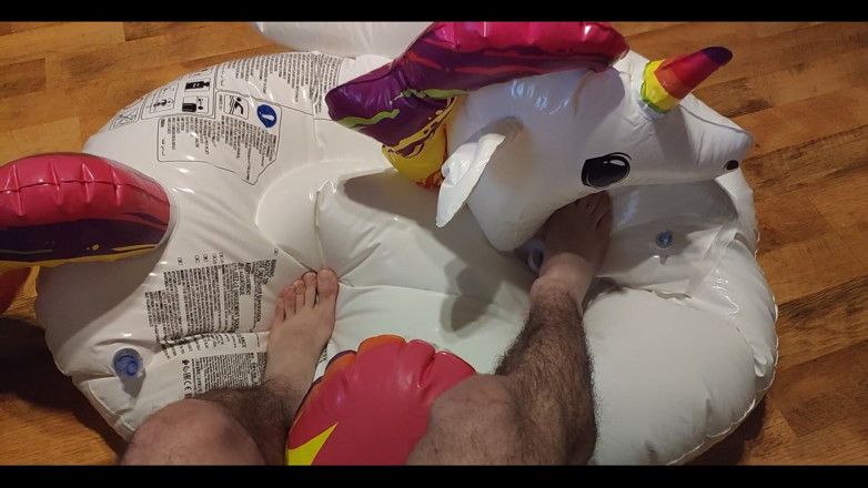 Floatie Boy: Deflating mého nafukovacího jednorožce nohama