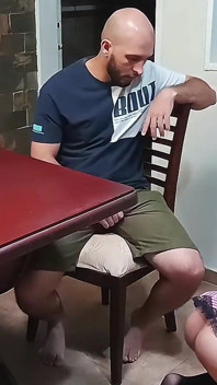 Volevo solo pulire la casa e finivo con il suo cazzo dentro di me. Che fratellastro cattivo!