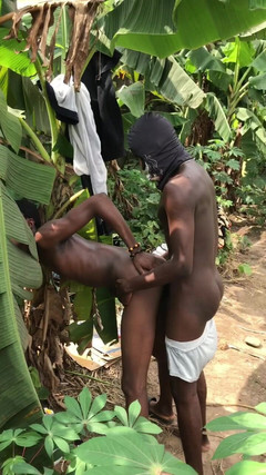 Sexydaddy: 대물 자지 섹스로 핫한 펨보이를 존나게 따먹는 덤불 속 쓰리섬 섹스