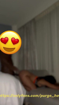 Cipka jest tak mokra, że słychać ją z drugiej strony pokoju