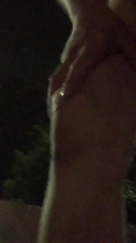 Je me promène chez ses voisins avec une érection nue en renversant du sperme à minuit - à West Park _ 210712