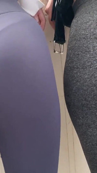 POV Doppelarsch-anbetung und spucken im freien mit den Herrinnen Kira und Sofi in Leggings