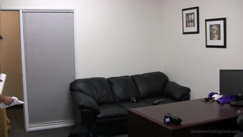 Backroom Casting Couch: Emma și Leah