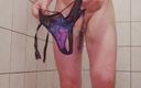 Sissi: Une tapette sexy sous la douche