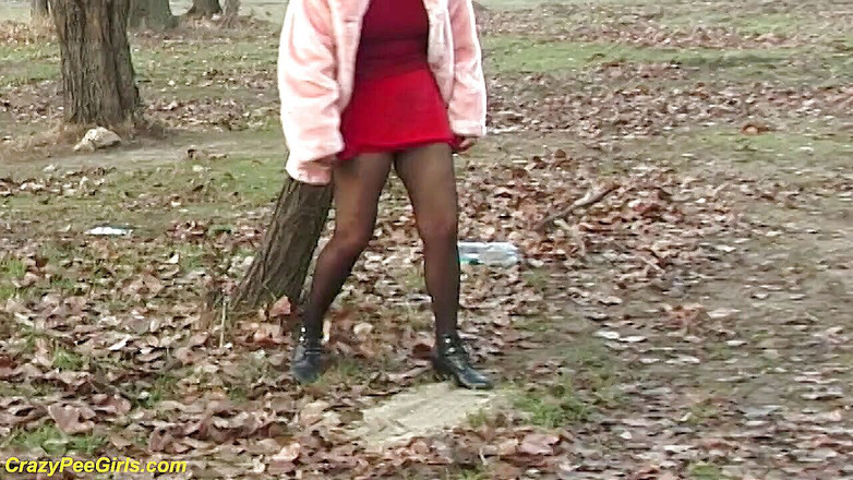 Crazy pee girls: Pelirroja esposa meando en al aire libre