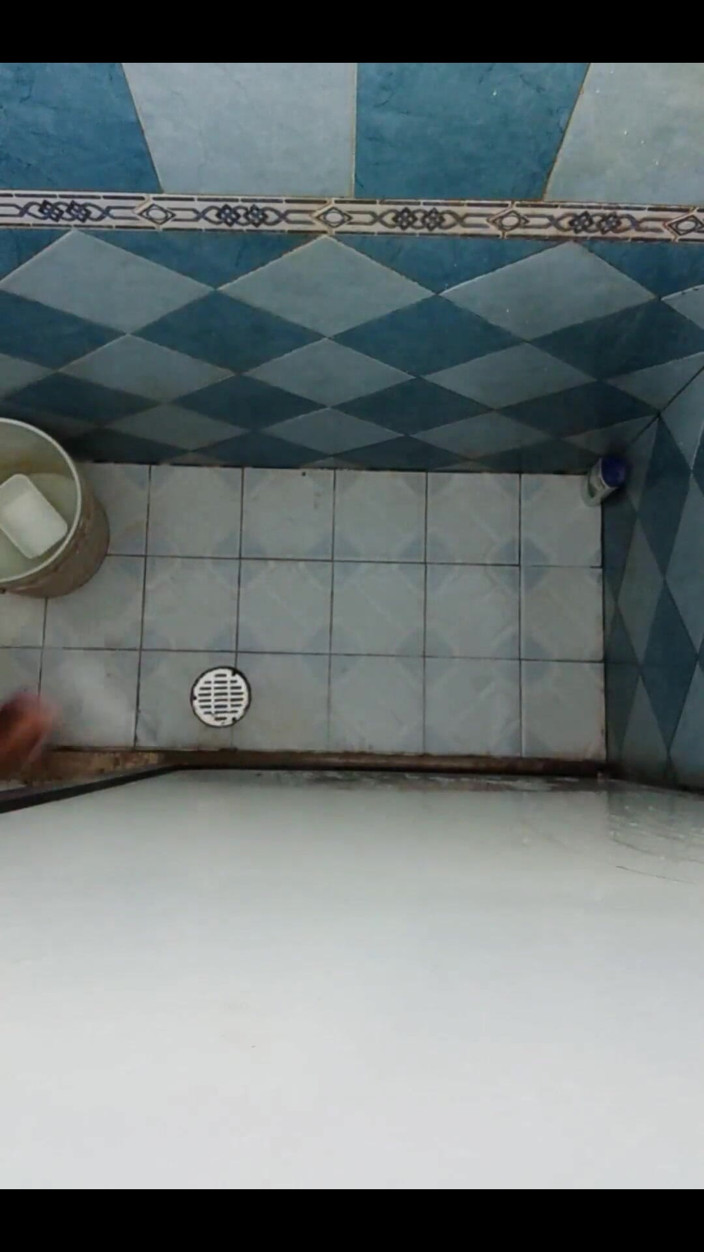 Karmicoxv: Umieściłem mój telefon komórkowy w łazience mojej szwagierki i nagrałem go...