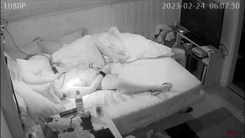 KittieNoOne: Esposa masturba con marido en el teléfono