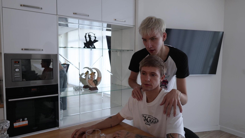 Max Gen: Verführte Freunde Mit Tee Und Sex, Papa Nahm Seinen Stiefsohn...