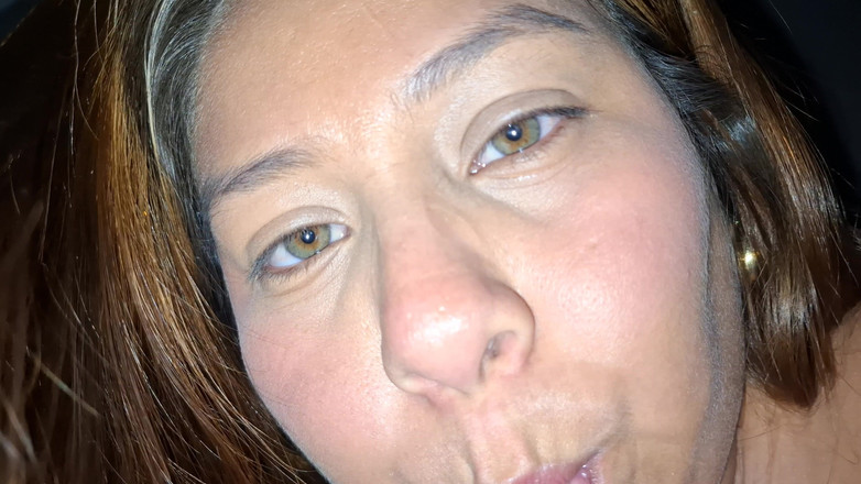 SugarPose: Opgeblazen bbw-latina zuigt een dildo, masturbeert en tieten spelen