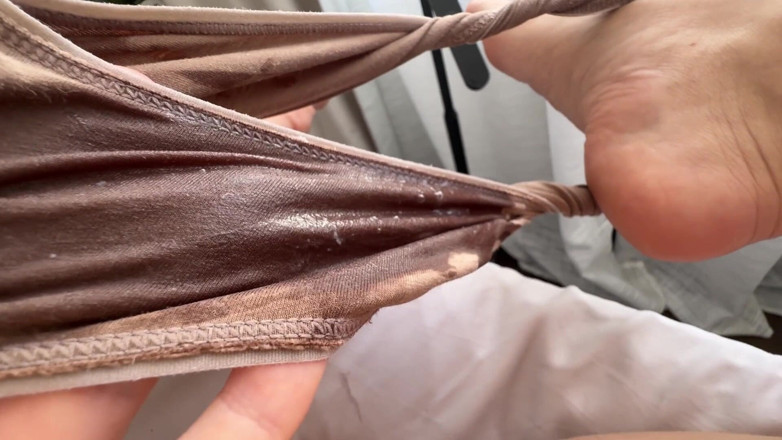 WowMarie: Culotte mouillée faite maison - La petite amie se caresse à travers...