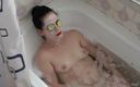 Anna Sky: Анна принимает ванну в огурцовой маске