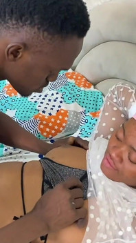 Cowok ini ngentot memek sempitku habis-habisan sama kontol besarnya
