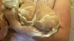 Real homemade BBW BBC porn: Bbwbootyful sous la douche savonne mes énormes seins