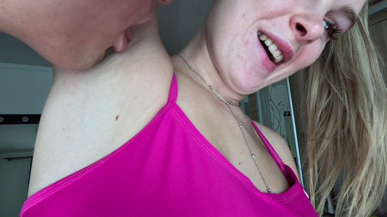 HotPrincessUA: 我发现你在偷看我的腋窝，你会受到惩罚的