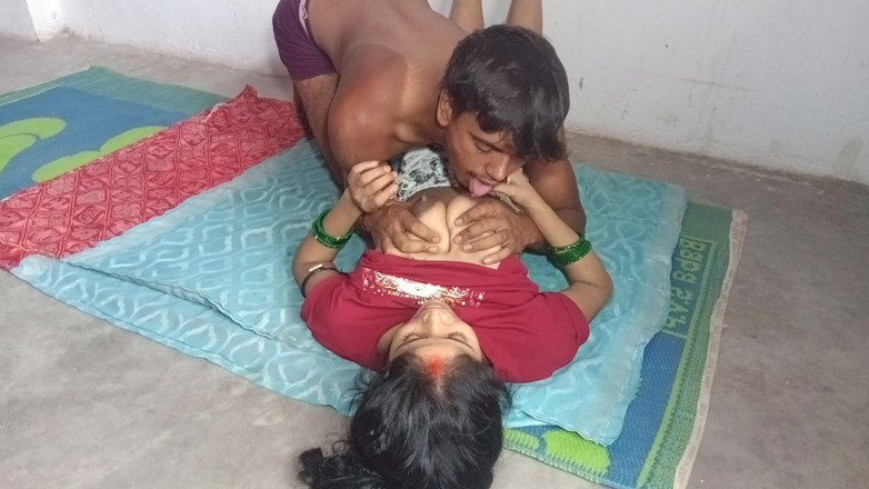 Rinki559: लाल शॉर्ट्स और सफेद पैंट में भारतीय भाभी की चुदाई