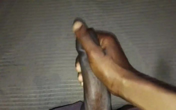 King Cee: Bite noire, éjaculation sur les feuilles