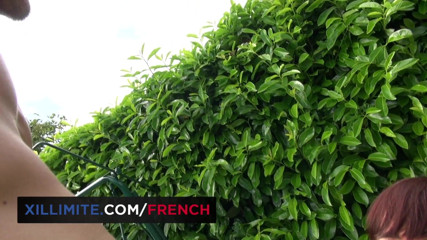 French girls at work: Tentazione anale in giardino