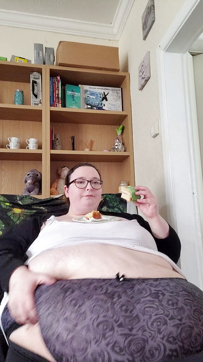 SSBBWLadyBrads: Mmm cake