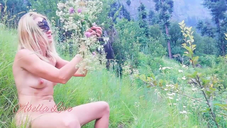 Abella Love: Prima mea plimbare în pielea goală în pădure pentru a face o...