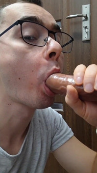 Twink succhia il grosso cazzo del patrigno e si fa sborrare in faccia (eiaculando dildo)