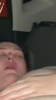 Mi esposo lamiendo mi coño en la parte trasera de mi coche con fuertes orgasmos gimiendo