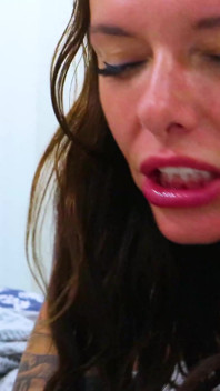 Güzel dövmeli orta yaşlı seksi kadın Parker Skyes'ı parçaladım