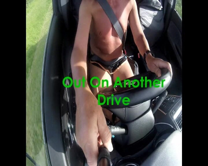 Andy: Nua dentro e fora do carro