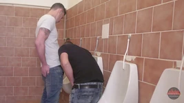 सार्वजनिक टॉयलेट में सेक्स नशेड़ी