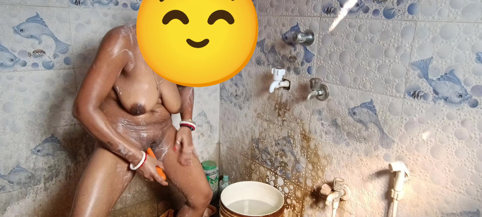 Bengalibeauty96: Bhabhi jiran menangkap mandi rahsia dan melancap dengan lobak merah.......
