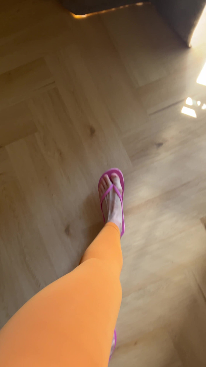 Feet: Jag gillar att gå i rosa flip-flops