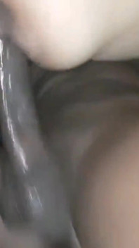 Bbc follando mi coño debajo de camvu tocando mi culo