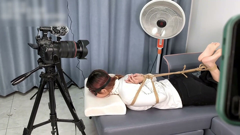 Asian bondage: Le estreme restrizioni di una ragazza scalza, che gioca con...