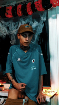 Chico joven juega con su polla en Halloween