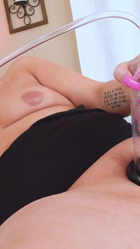 สาวข้ามเพศ BBW สาวเซ็กซี่ Naomi Moan รีดน้ำแตก